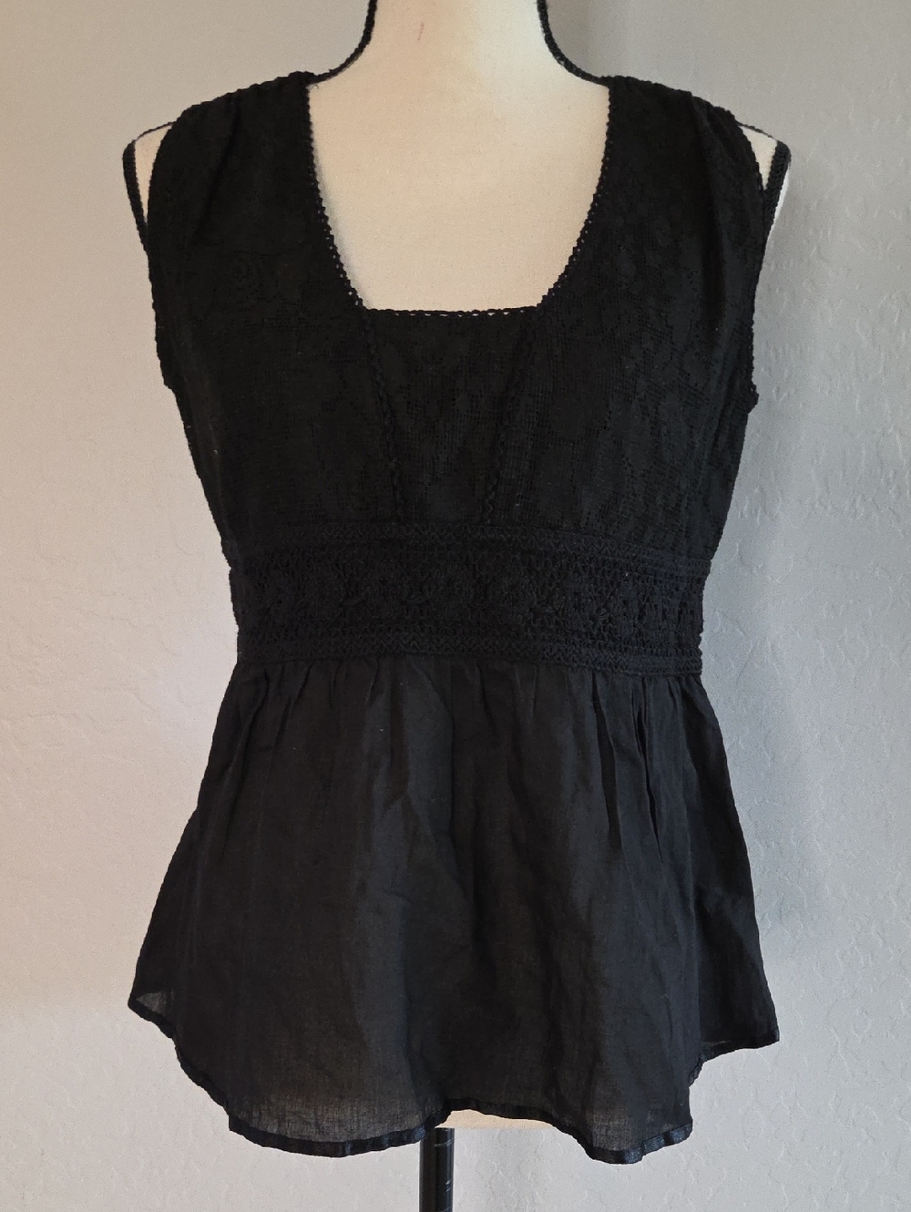 Lola P Black Crochet-Trim Sleeveless Scoop-Neck Tunic Shirt Size Sm (Est.) NWOT